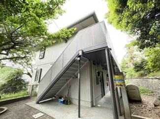 【外観】 | 小田急線「百合ヶ丘」駅まで徒歩5分！便利な立地の2階建てアパートです♪通勤通学はもちろん、お買い物やお出かけにもGood☆