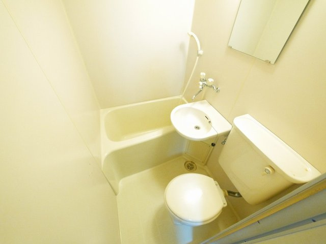 スコッチテリア三条のトイレ|お掃除し易いユニットバスタイプです。