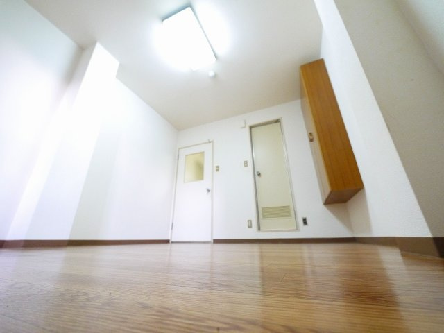 スコッチテリア三条の内装|明るい室内です