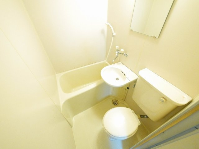 スコッチテリア三条の浴室|お掃除し易いユニットバスタイプです。