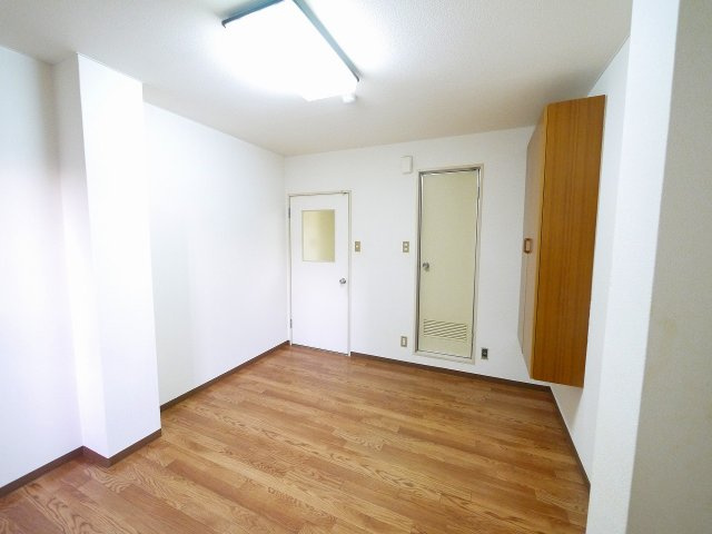 スコッチテリア三条の洋室|使い勝手のいい洋室です