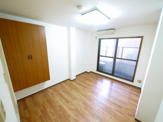 スコッチテリア三条の居間・リビング|明るい洋室です。