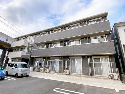 【外観】 | メゾンマニフィーク3 | 京王相模原線「京王稲田堤」駅・JR南武線「稲田堤」駅まで徒歩4分！2駅2沿線利用可能で便利な立地の3階建てアパートです☆