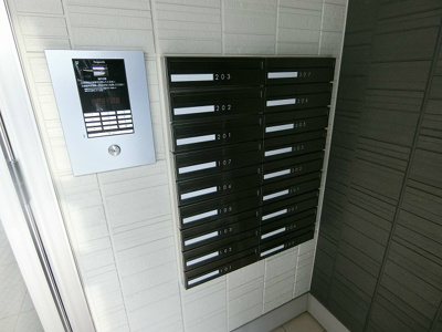 【エントランス】 | メゾンマニフィーク3 | 防犯対策に有効なオートロック付きのエントランスです！一人暮らしの方も安心ですね♪