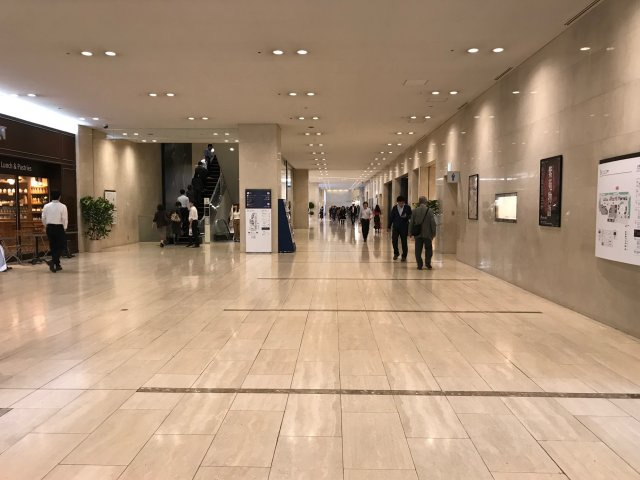 東京オペラシティのロビー