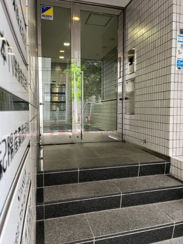 昭栄ビルのエントランス