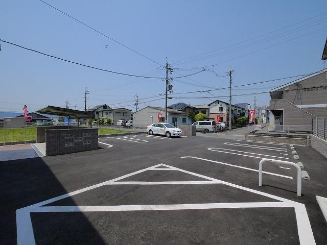 Ｈ．Ｔ．ミニョンⅤの駐車場|車をお持ちの方に嬉しい駐車場付きの物件です