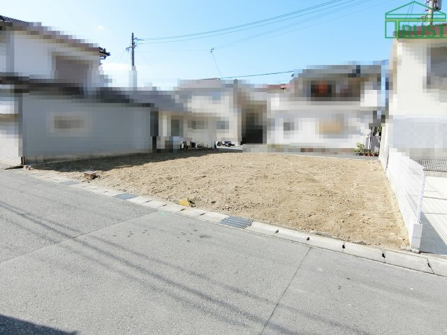 朝霧町１丁目　売土地　高低差なしの前面道路含む現地写真