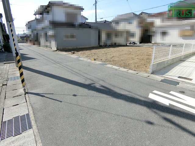 朝霧町１丁目　売土地　高低差なしの前面道路含む現地写真