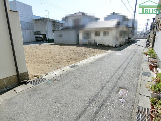 朝霧町１丁目　売土地　高低差なしの前面道路含む現地写真