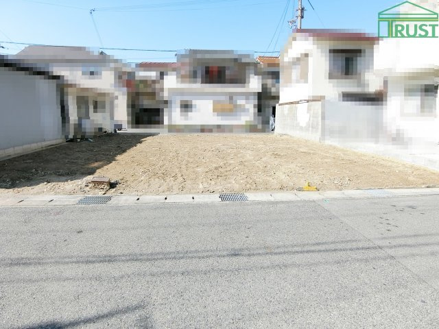 朝霧町１丁目　売土地　高低差なしの前面道路含む現地写真