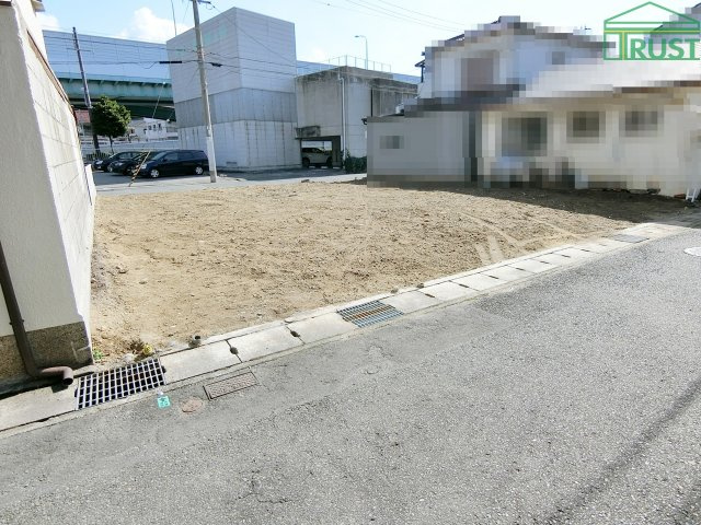 朝霧町１丁目　売土地　高低差なしの前面道路含む現地写真