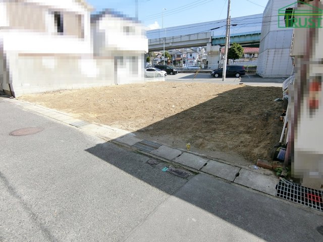 朝霧町１丁目　売土地　高低差なしの前面道路含む現地写真