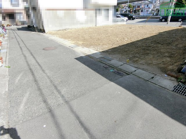 朝霧町１丁目　売土地　高低差なしの前面道路含む現地写真