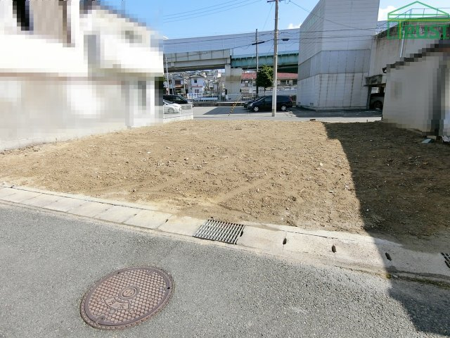 朝霧町１丁目　売土地　高低差なしの前面道路含む現地写真