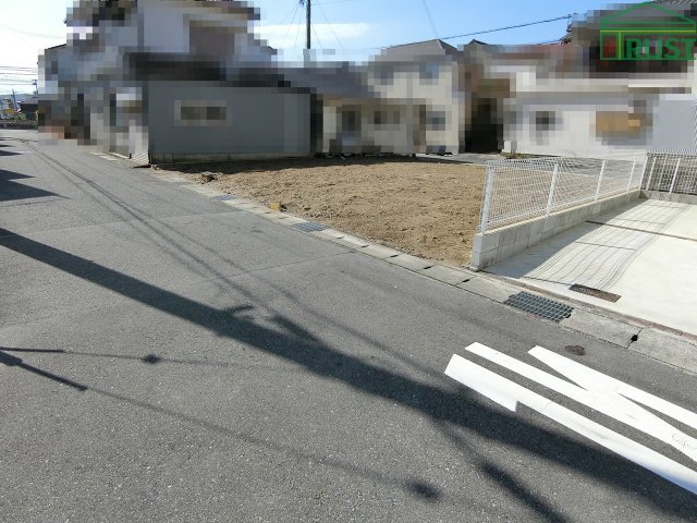 朝霧町１丁目　売土地　高低差なしの前面道路含む現地写真