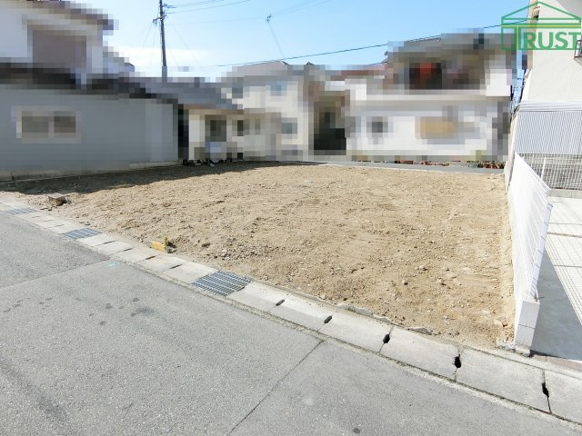 朝霧町１丁目　売土地　高低差なしの前面道路含む現地写真