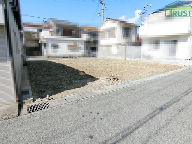 朝霧町１丁目　売土地　高低差なしの前面道路含む現地写真