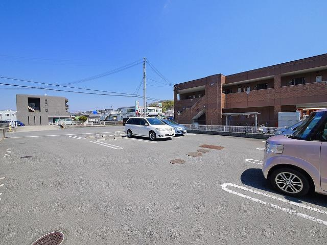 リバーサイド神田の駐車場|広々駐車場が敷地内にあります