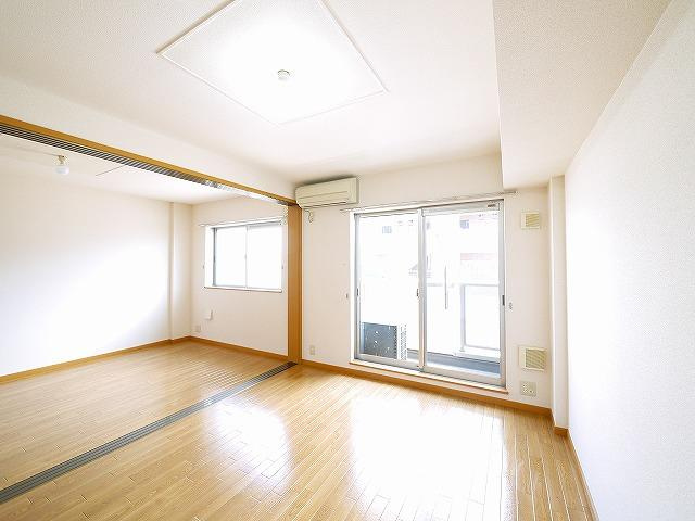 リバーサイド神田の居間・リビング|ゆったりとした居間です