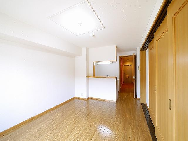 リバーサイド神田の居間・リビング|カウンターキッチンが嬉しい