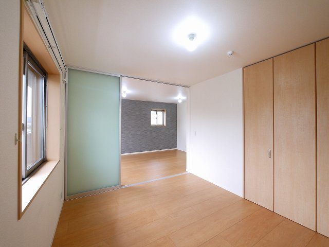 Dear Court ダイアンの洋室|明るい洋室です。大きな家具も配置し易いですね。