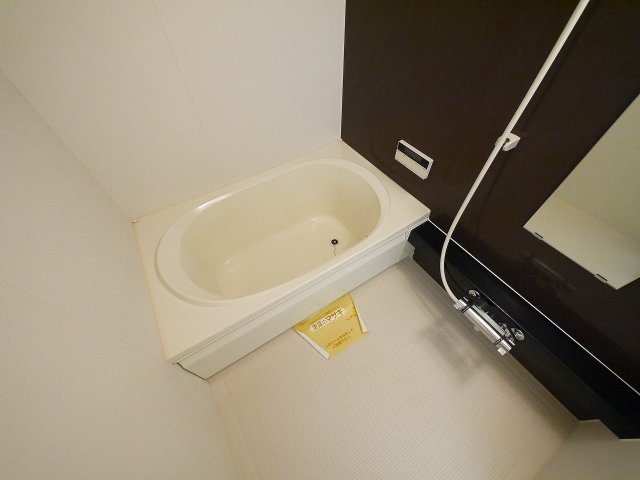 Dear Court ダイアンの浴室|肩までゆっくり浸かって頂ける追い炊き機能つきの浴槽です。