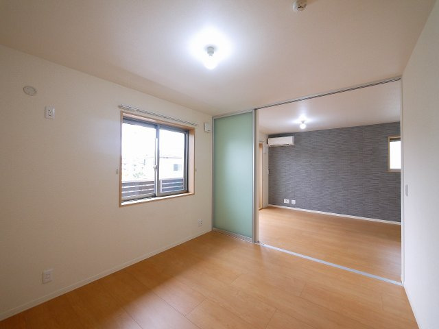 Dear Court ダイアンの寝室|明るい洋室です。大きな家具も配置し易いですね。