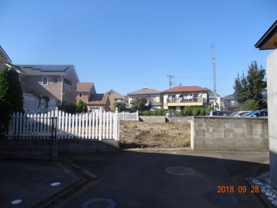 【前面道路含む現地写真】 | さいたま市緑区三室　敷地広々65坪の注文住宅用地　外壁総レンガ張り | 前面道路含む現地写真です