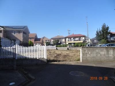 【前面道路含む現地写真】 | さいたま市緑区三室　敷地広々65坪の注文住宅用地　外壁総レンガ張り | 前面道路含む現地写真です