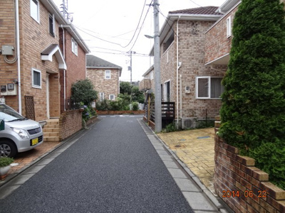 【周辺】 | さいたま市緑区三室　南西角地に面する外壁総レンガ張り輸入住宅街並みの土地34坪 | 建物施工例です。外壁総レンガ張り２×４工法による輸入住宅にて建築となります。オーダーメード注文住宅用地です。