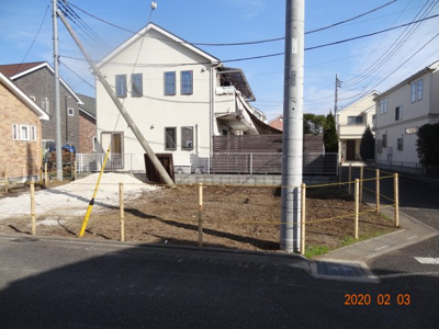 【前面道路含む現地写真】 | さいたま市緑区三室　南西角地に面する外壁総レンガ張り輸入住宅街並みの土地34坪