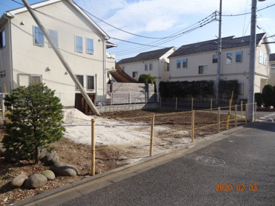 【前面道路含む現地写真】 | さいたま市緑区三室　南西角地に面する外壁総レンガ張り輸入住宅街並みの土地34坪