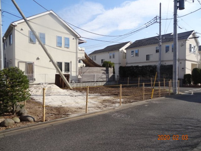 【前面道路含む現地写真】 | さいたま市緑区三室　南西角地に面する外壁総レンガ張り輸入住宅街並みの土地34坪