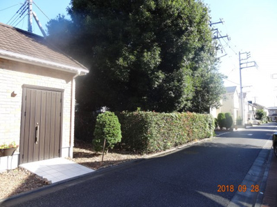 【前面道路含む現地写真】 | さいたま市緑区三室　南西角地に面する外壁総レンガ張り輸入住宅街並みの土地34坪