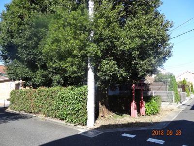 【前面道路含む現地写真】 | さいたま市緑区三室　南西角地に面する外壁総レンガ張り輸入住宅街並みの土地34坪
