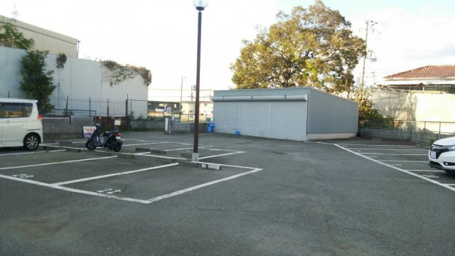 久々知3丁目53-1シャッター付ガレージ　管理番号35の駐車場