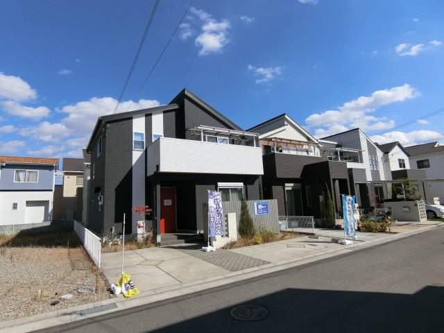 明石市二見町西二見　中古戸建の外観|南向き！カースペース２台駐車可能　綺麗なお洒落な外観です