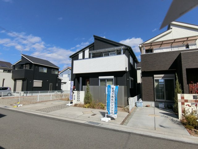 明石市二見町西二見　中古戸建の前面道路含む現地写真|南向き　綺麗な外観です