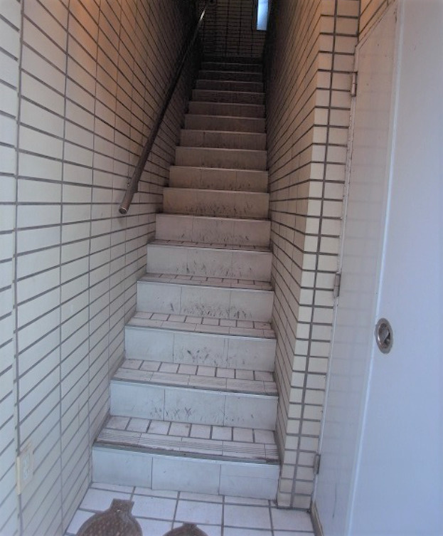 塚本ビルのエントランス|建物の内部です