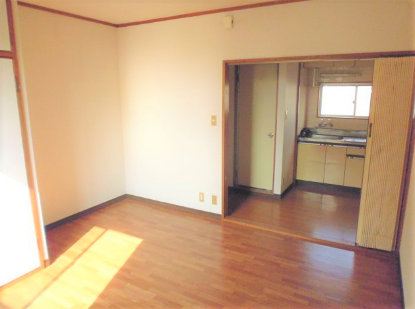 塚本ビルの寝室|ゆったり過ごせる居間です