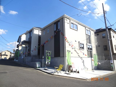 【前面道路含む現地写真】 | さいたま市緑区三室　住宅性能評価書付新築分譲住宅全2棟/残1棟 | 前面道路含む現地写真です。価格の面でも、2630万円と、負担の少ない条件の物件です。大型車の通行が少ないため、騒音や振動の心配がありません。浴室乾燥機が魅力的な機能的なお風呂となっています。