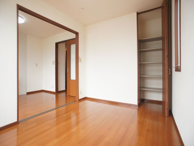【居間・リビング】 | ヴィラージュ・ド・シャンテ | 便利な収納がありお部屋はスッキリ♪
