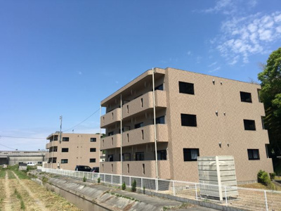 【外観】 | リバーサイドレジデンスＢ棟 | 鉄筋コンクリート造3階建☆彡 
お部屋は２階です★