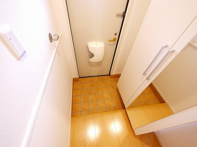 ソレイユ（田町）の玄関|収納もある玄関です