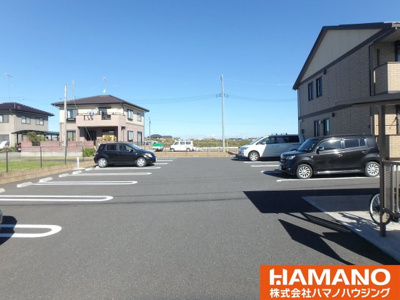 【駐車場】 | ガーデンハイツ | 駐車場があるので、車を買う予定の方も安心です