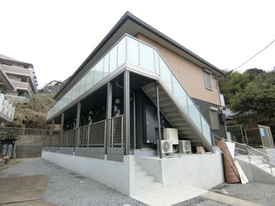 【外観】 | バンブス | 横浜線「鴨居」駅より徒歩5分！便利な立地の2階建てアパートです♪駅近のお部屋をお探しの方におすすめ♪