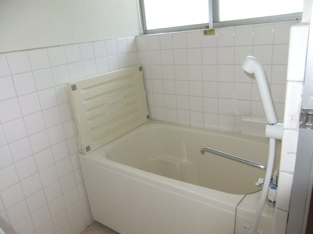 小金井市東町４丁目のアパートの浴室
