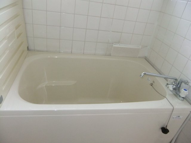 小金井市東町４丁目のアパートの浴室