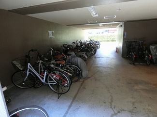 【その他共用部分】 | 屋内の駐輪場で雨が降っても大切な自転車が濡れなくてすみますね♪自転車はちょっとした移動手段に便利！